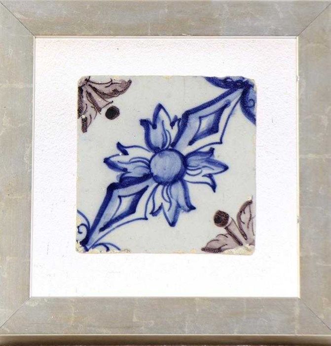 Azulejo séc. 18 em moldura, tons azul, rosa e preto, motivo floral