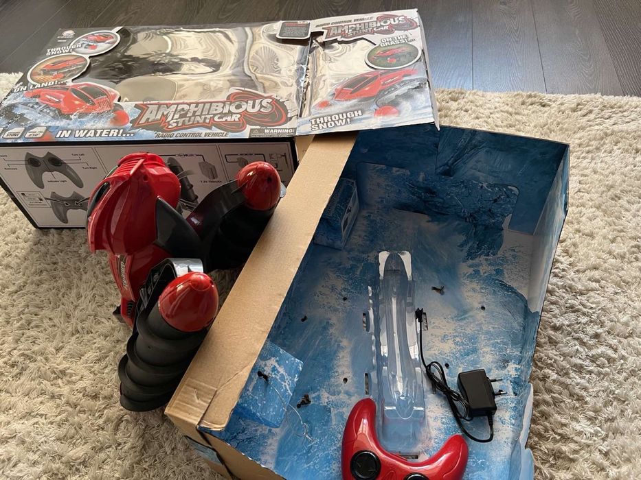 Машинка яка їздить по снігу та піску й по воді