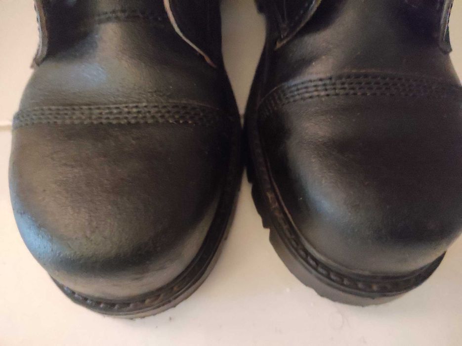 Botas em  biqueira de aço