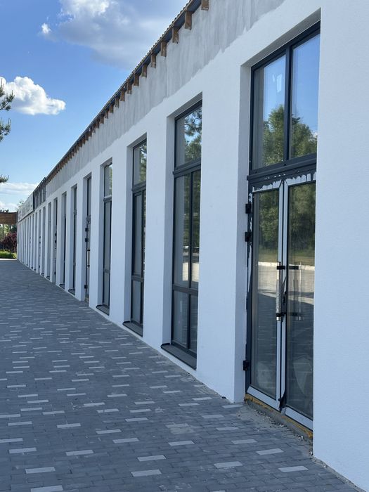 Приміщення під ваш бізнес. Вʼїзд в котеджне містечко.