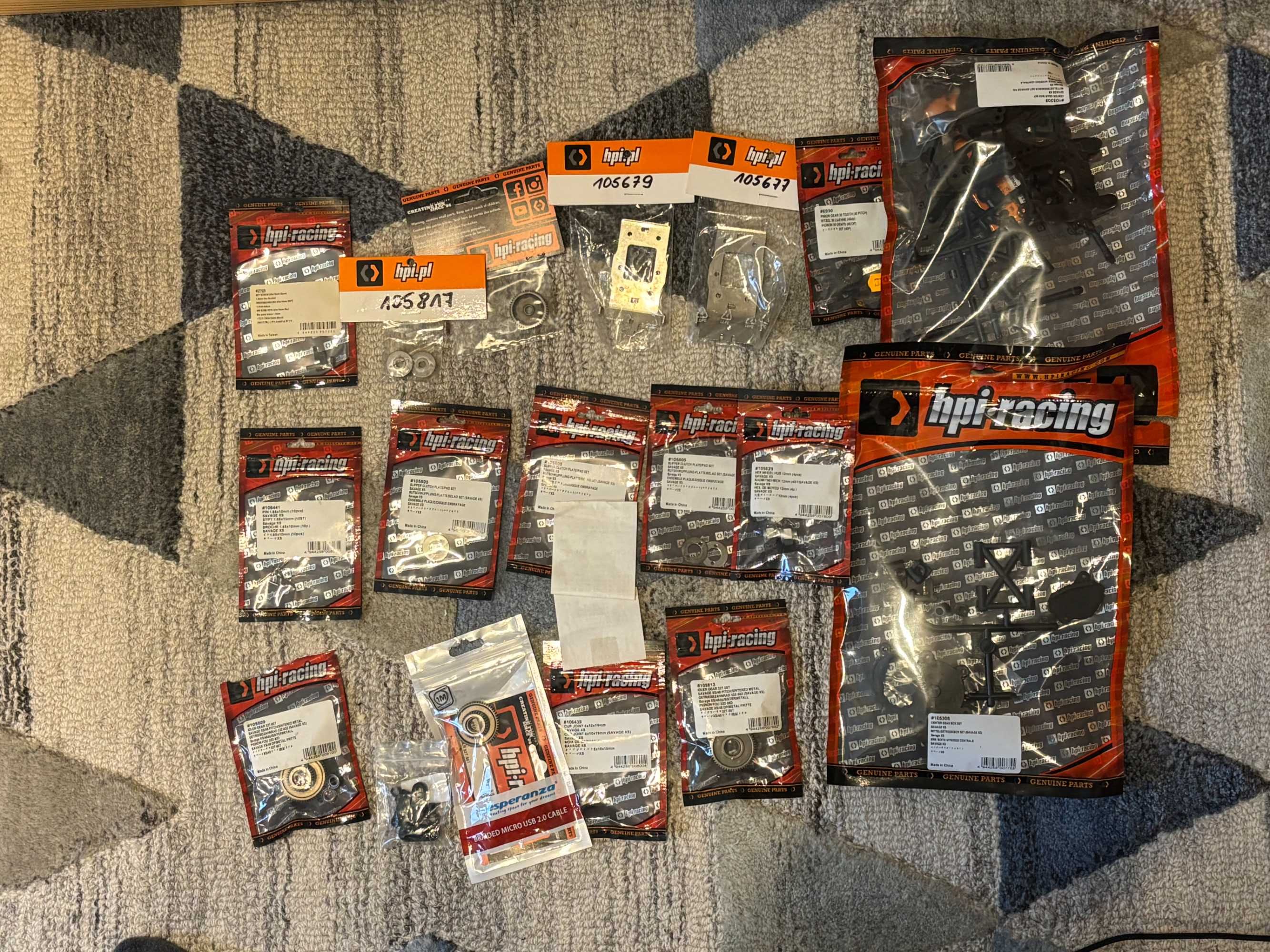 RC HPI RACING SAVAGE XS FLUX  + (Bateria , 3 budy i dodatkowe części)