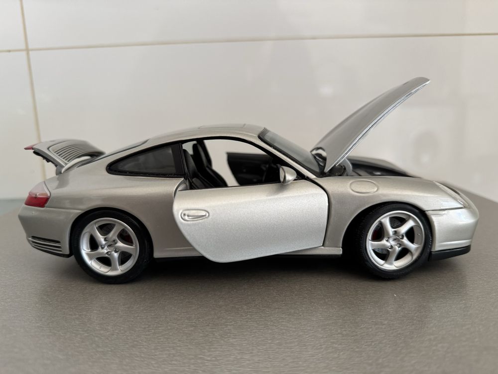 Porsche 911 Carrera 4S - Miniatura 1:18