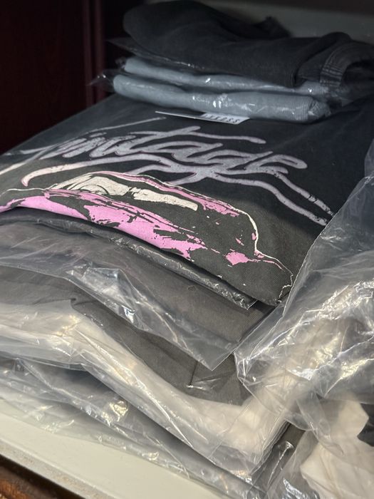 Розпродаж нового жіночого одягу