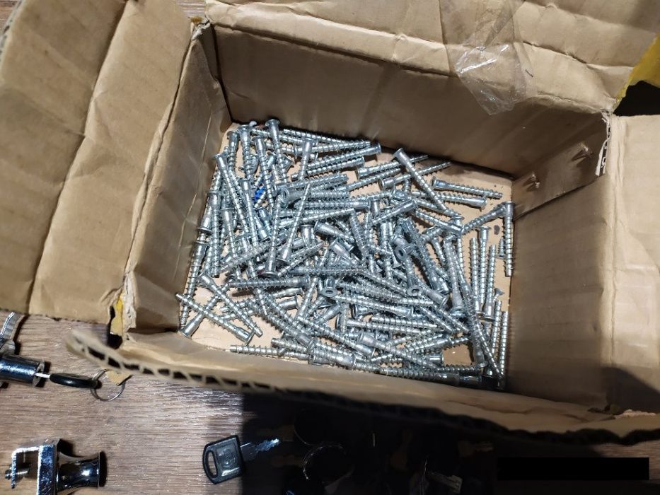 Фурнитура мебельная Конфирмат Замки фланцы и др. Большой Лот