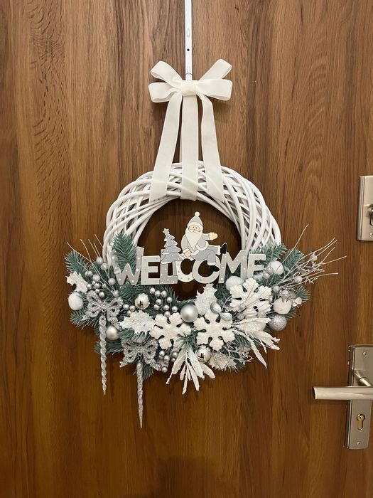 Wieniec świąteczny na drzwiach