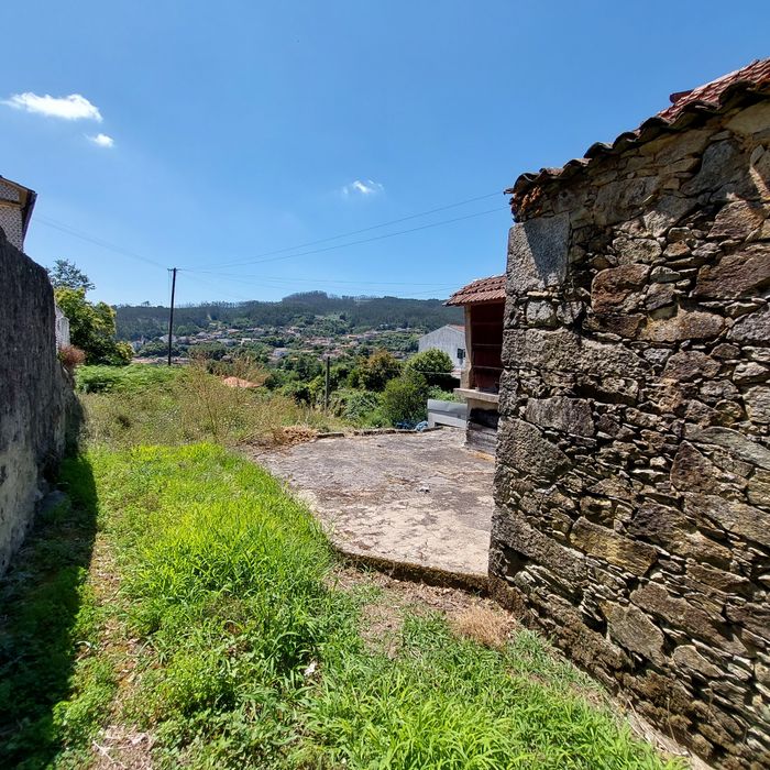 Construção em pedra com terreno