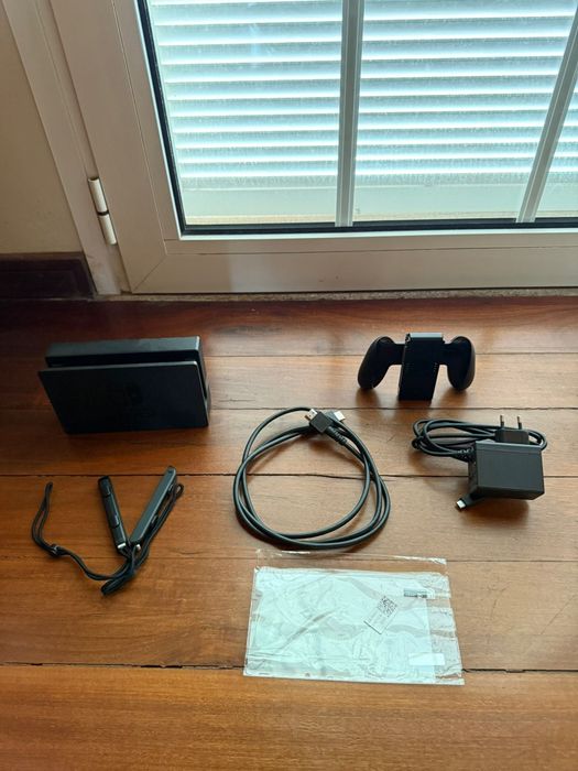 Nintendo switch + jogo + bolsas + película + cartão de memoria
