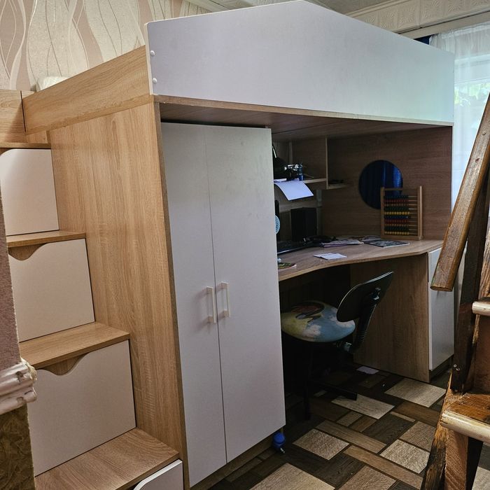 Продам ліжко-горище 8000  грн