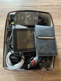 Коробка зі старими телефонами та зарядками