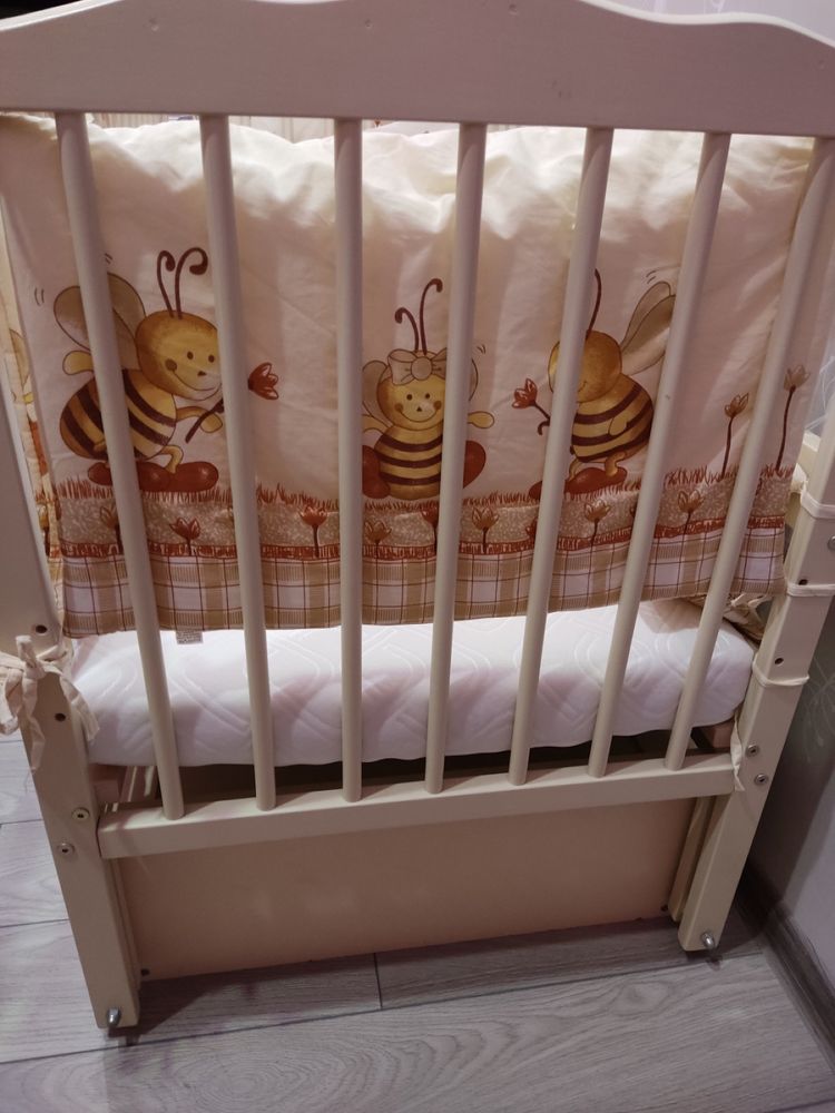 Кровать для новорожденых с маятником