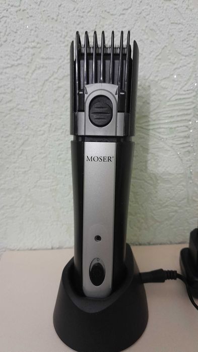 Машинка для стрижки бороды и усов.