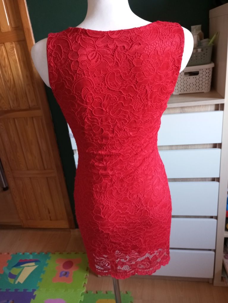Czerwona koronkowa sukienka r.S