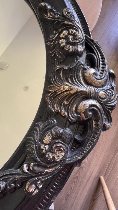 Кругле ретро вінтажне дзеркало в гипсовій рамі.