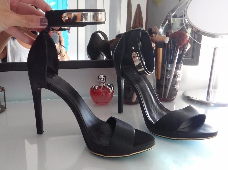 Sapatos elegantes Mango com pulseira dourada espelhada