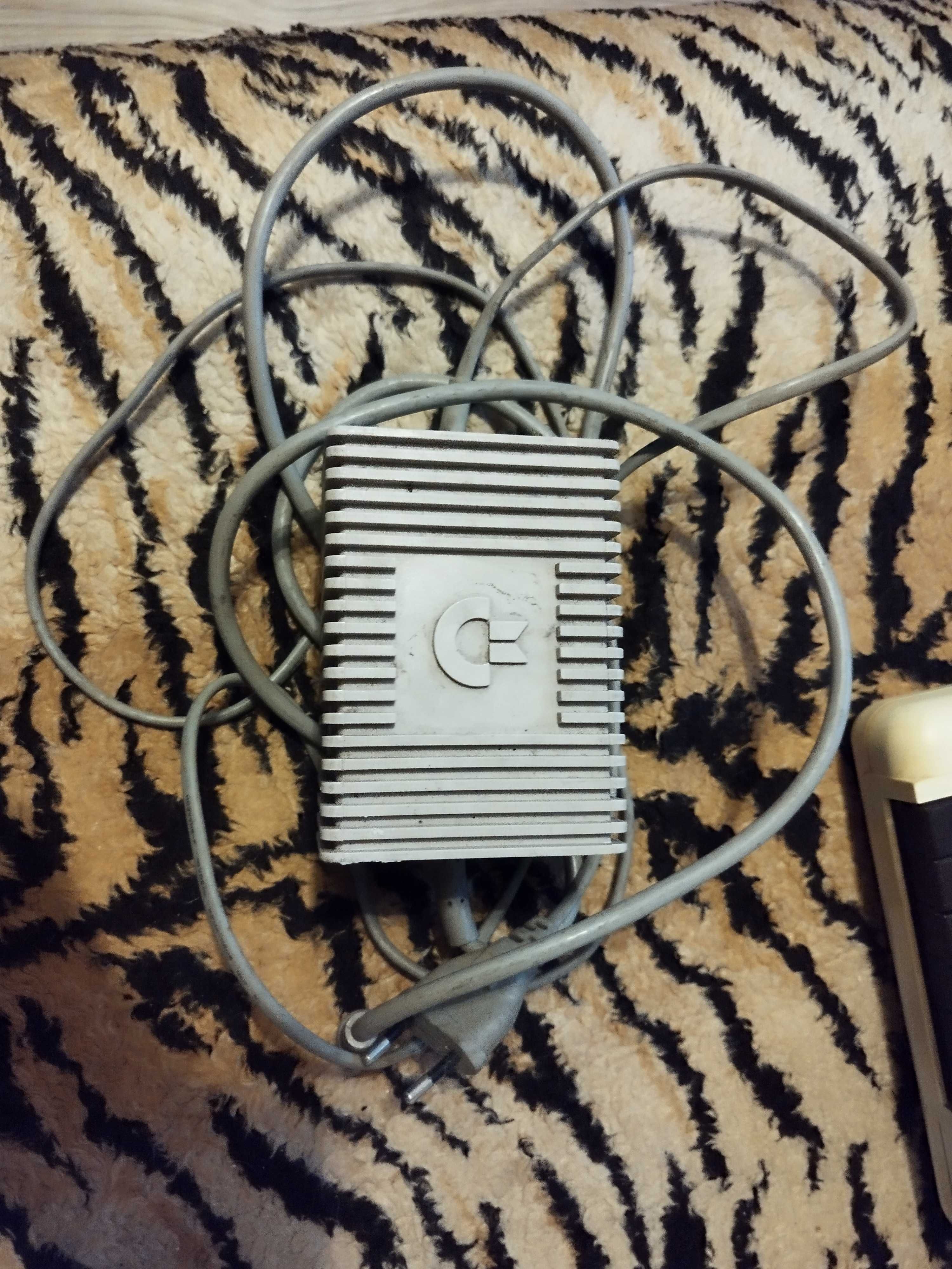COMODORE 64 +kaseta+zasilacz+magnetofon i joystick