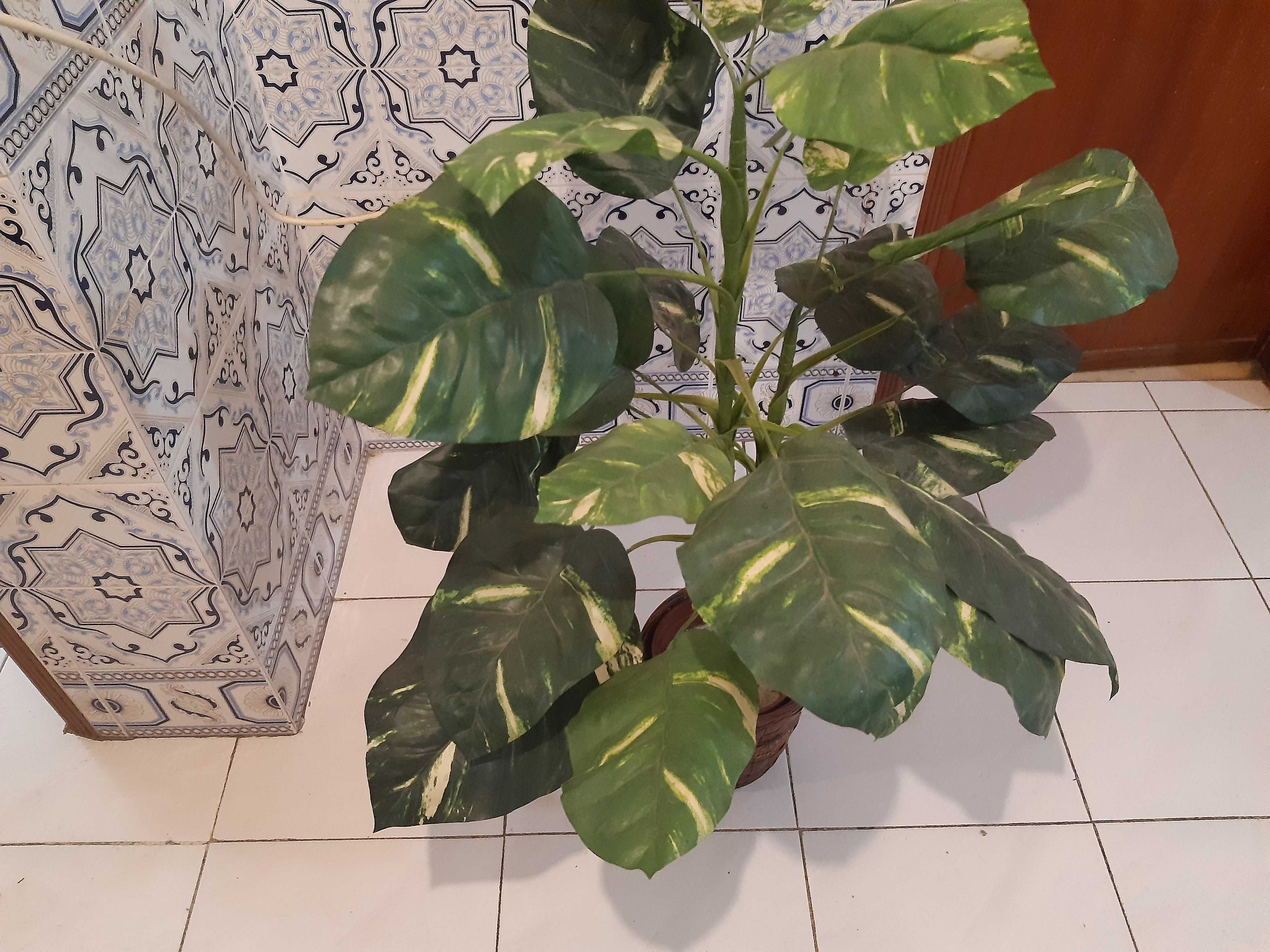 Planta artificial com cesto verga, 91cm de altura, excelente estado