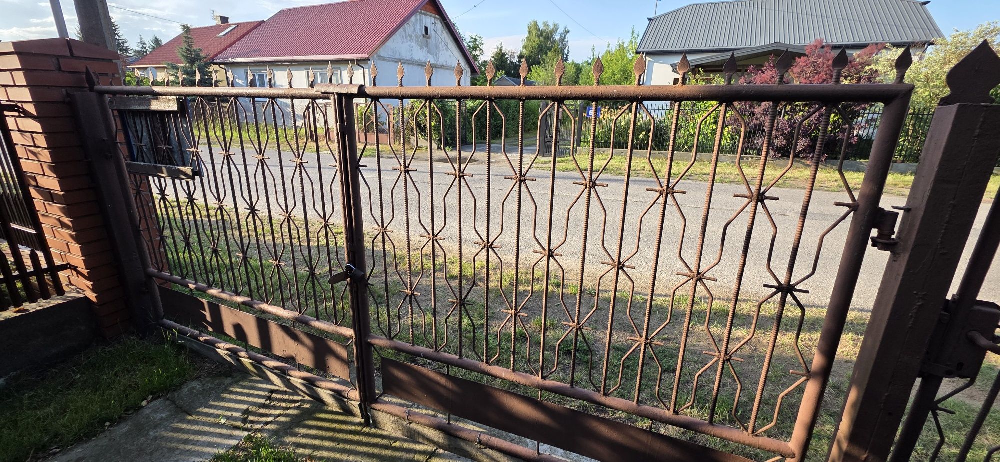 Brama wjazdowa dwuskrzydłowa wraz z furtką, oraz słupkami
