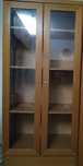 Estante Ikea com portas em vidro e gavetas