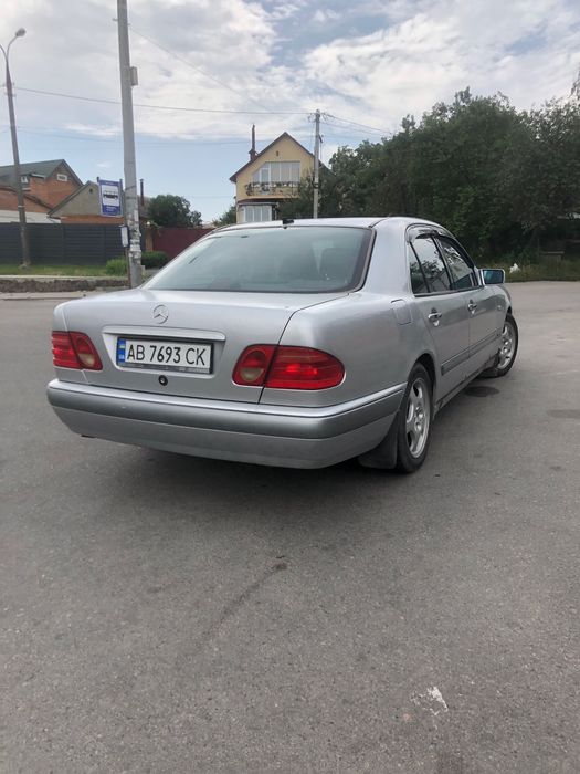 Mercedes-Benz E210