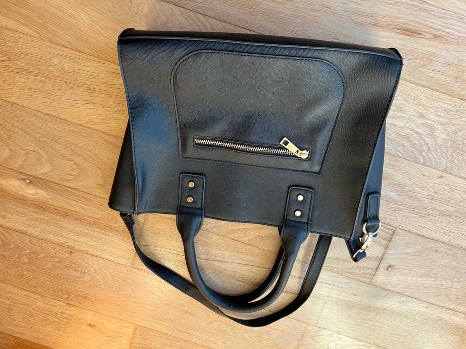 Czarna torebka SINSAY średnia