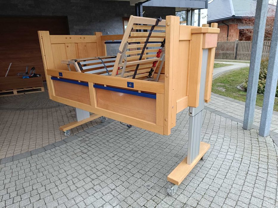 Łóżko  z wysokimi barierami ochronnymi sterowane pilotem