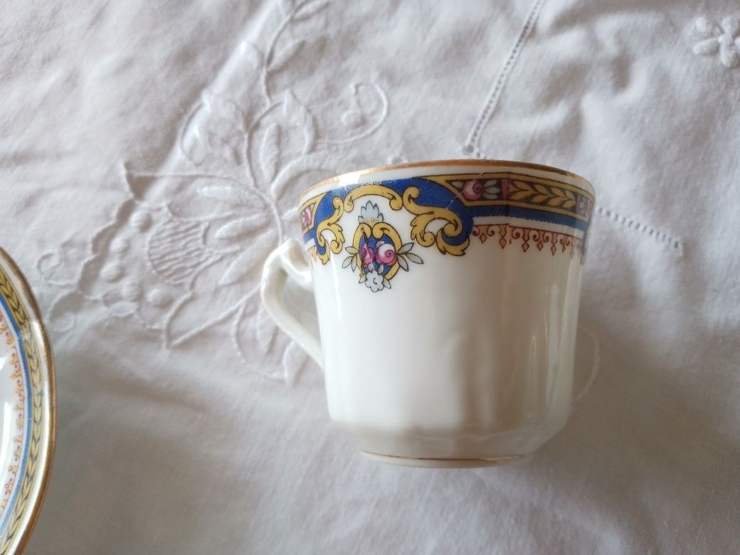 Chávenas café antigas em porcela