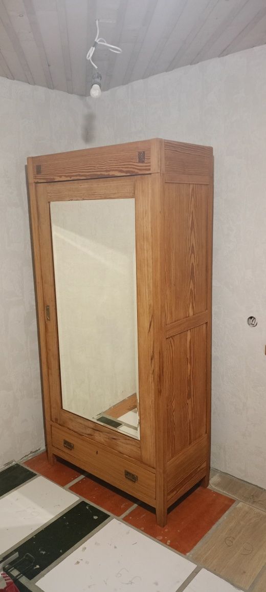 Дерев'яна шафа з дзеркалом