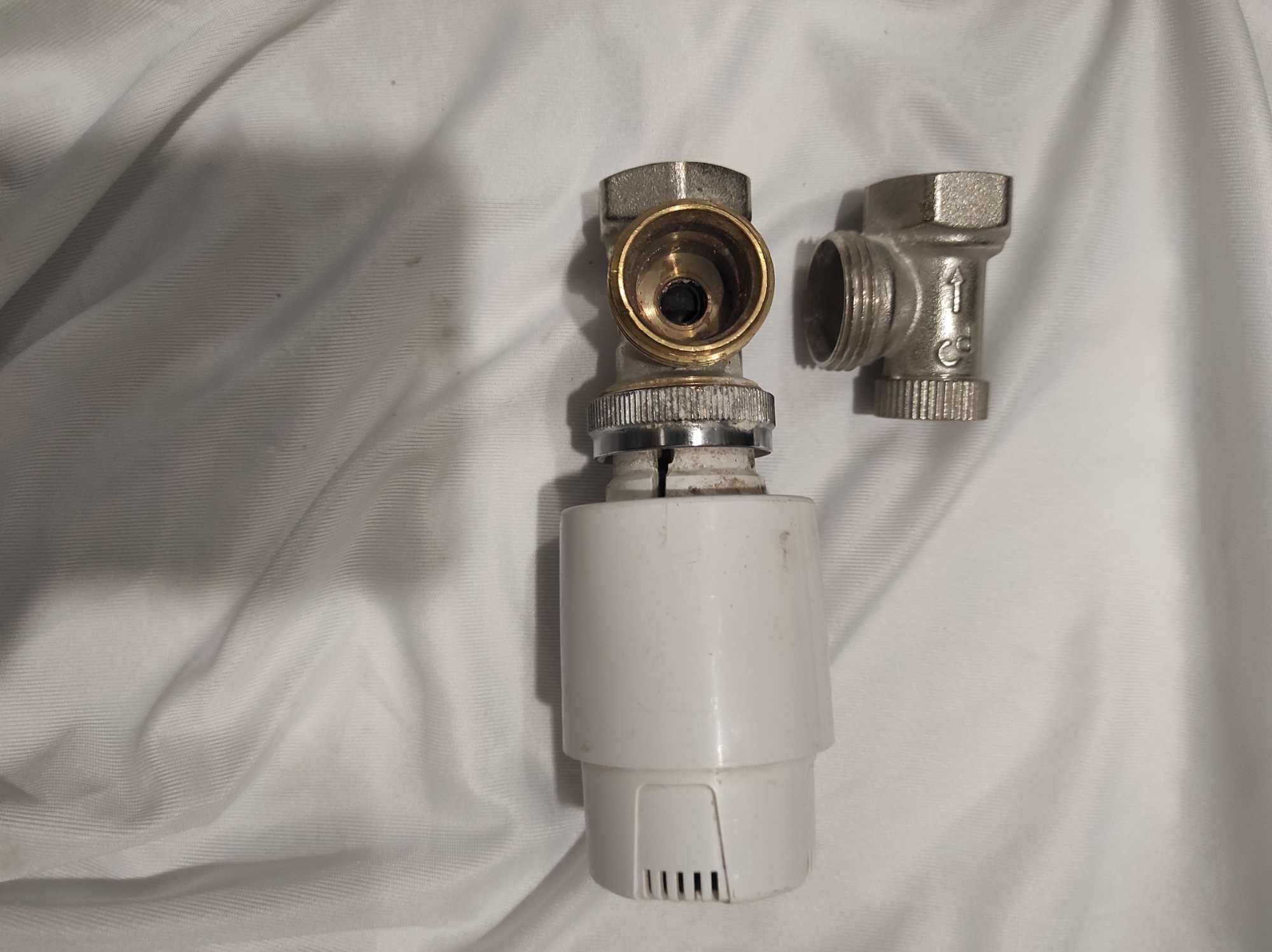 Grzejnik łazienkowy Tytus terma 820x440 z termostatem