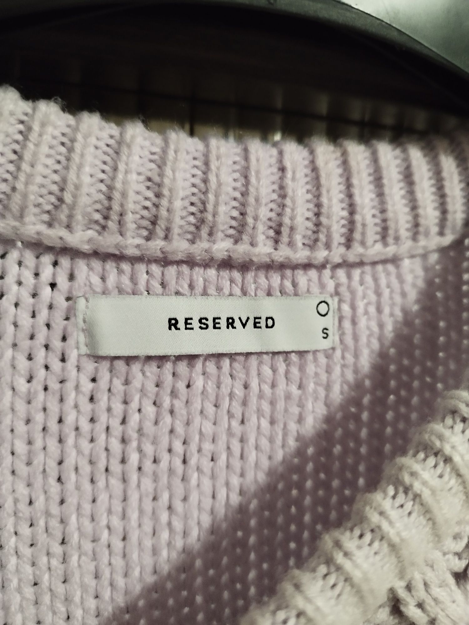 Sweter o warkoczowym splocie w kolorze lawendowym