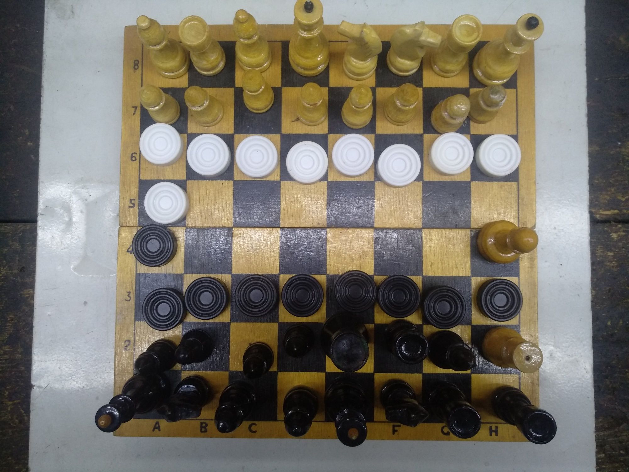 Шахматная доска с шашками и шахматам производство СССР