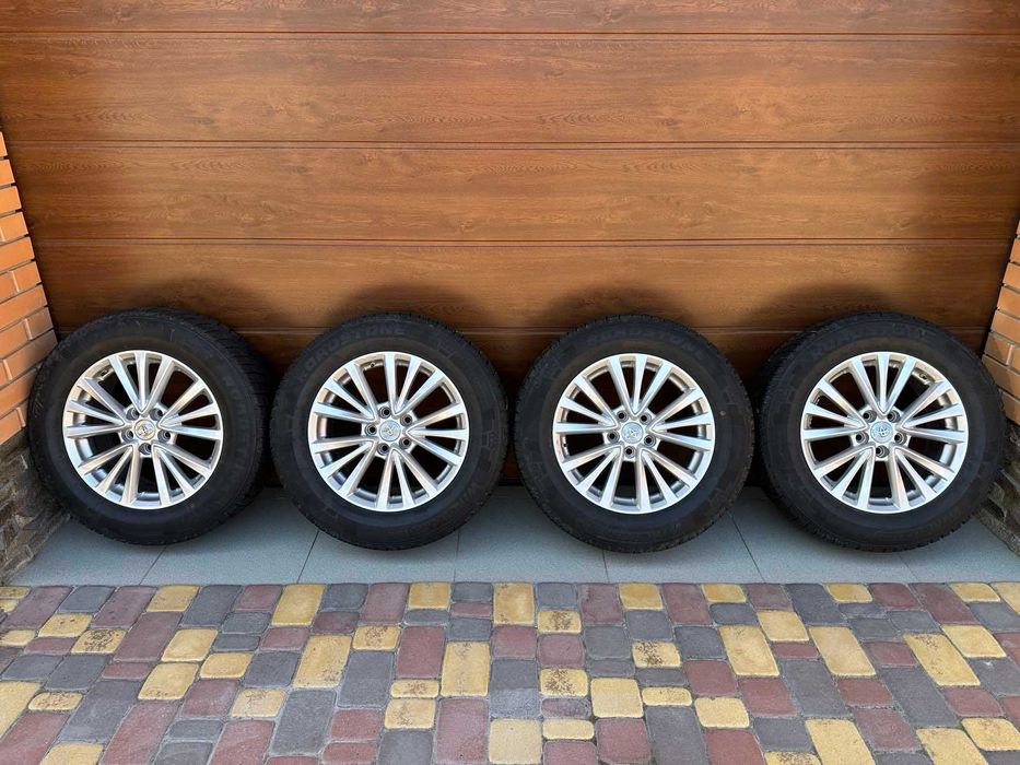 Диски Toyota R 17 з резиною Roadstone зимова,або окремо.