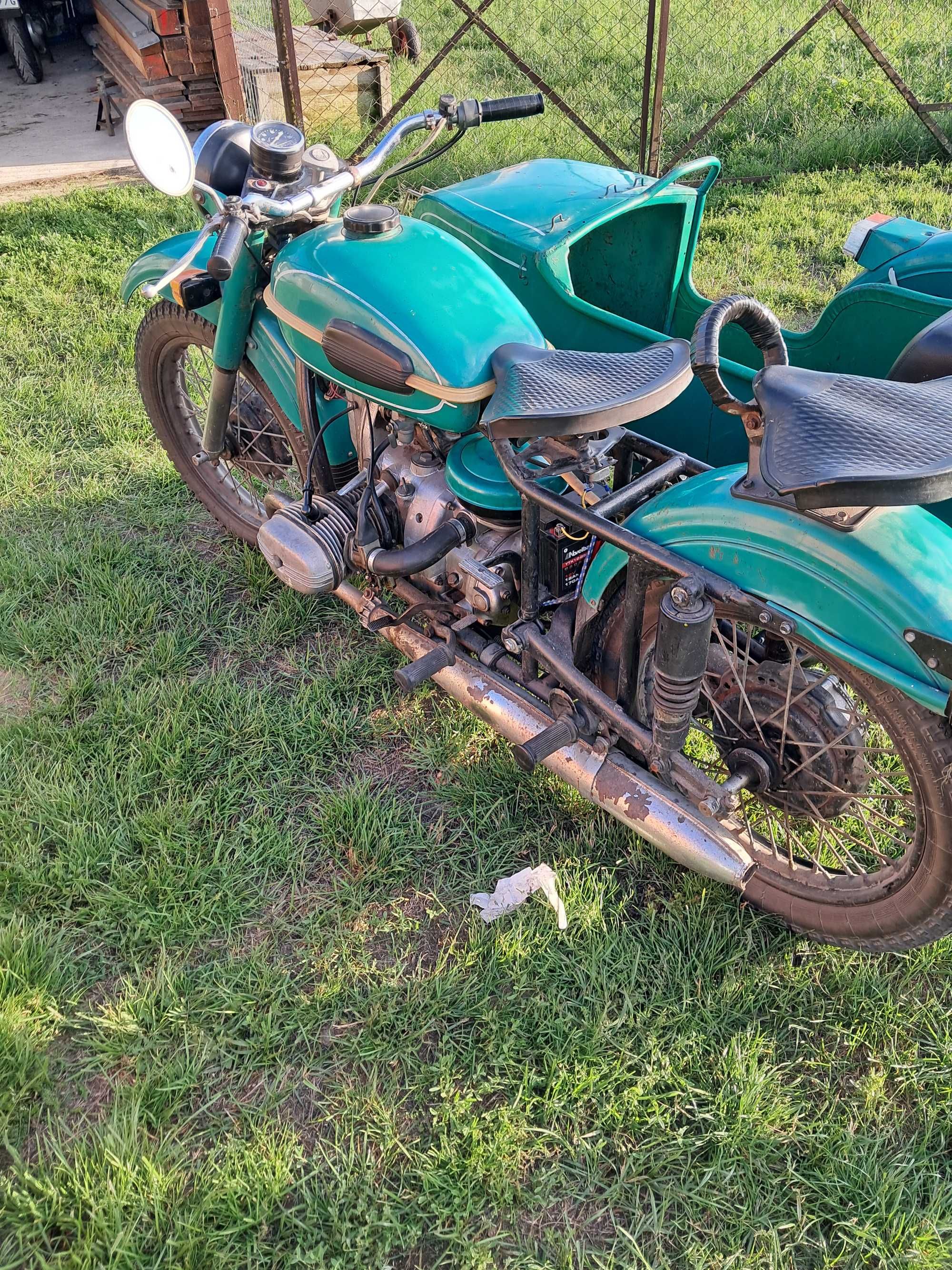 Ural z wózkiem koszem
