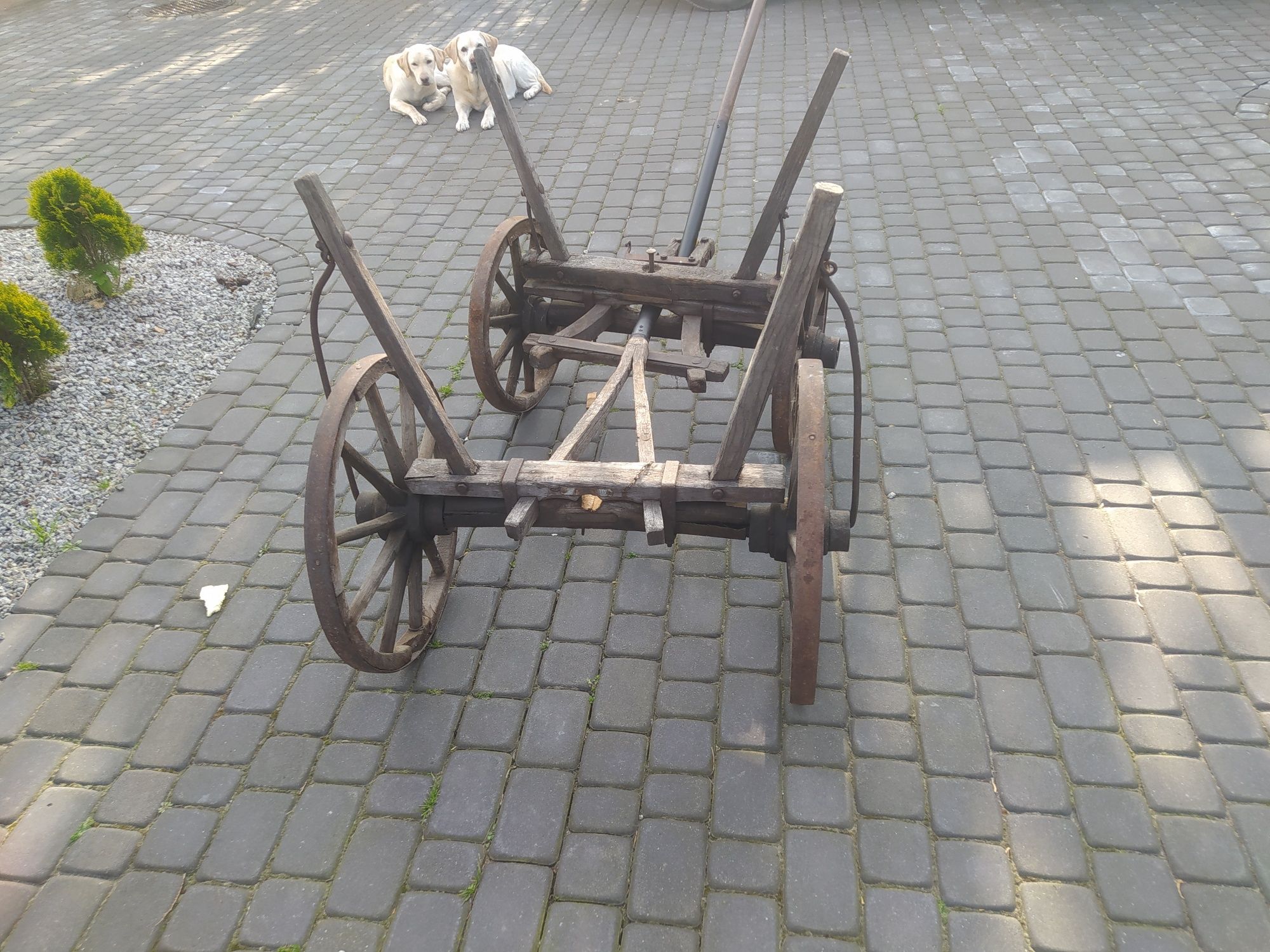 Stary wózek do ogrodu