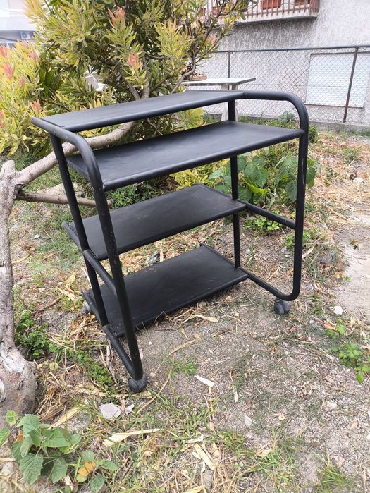 Secretária de metal com arrumação