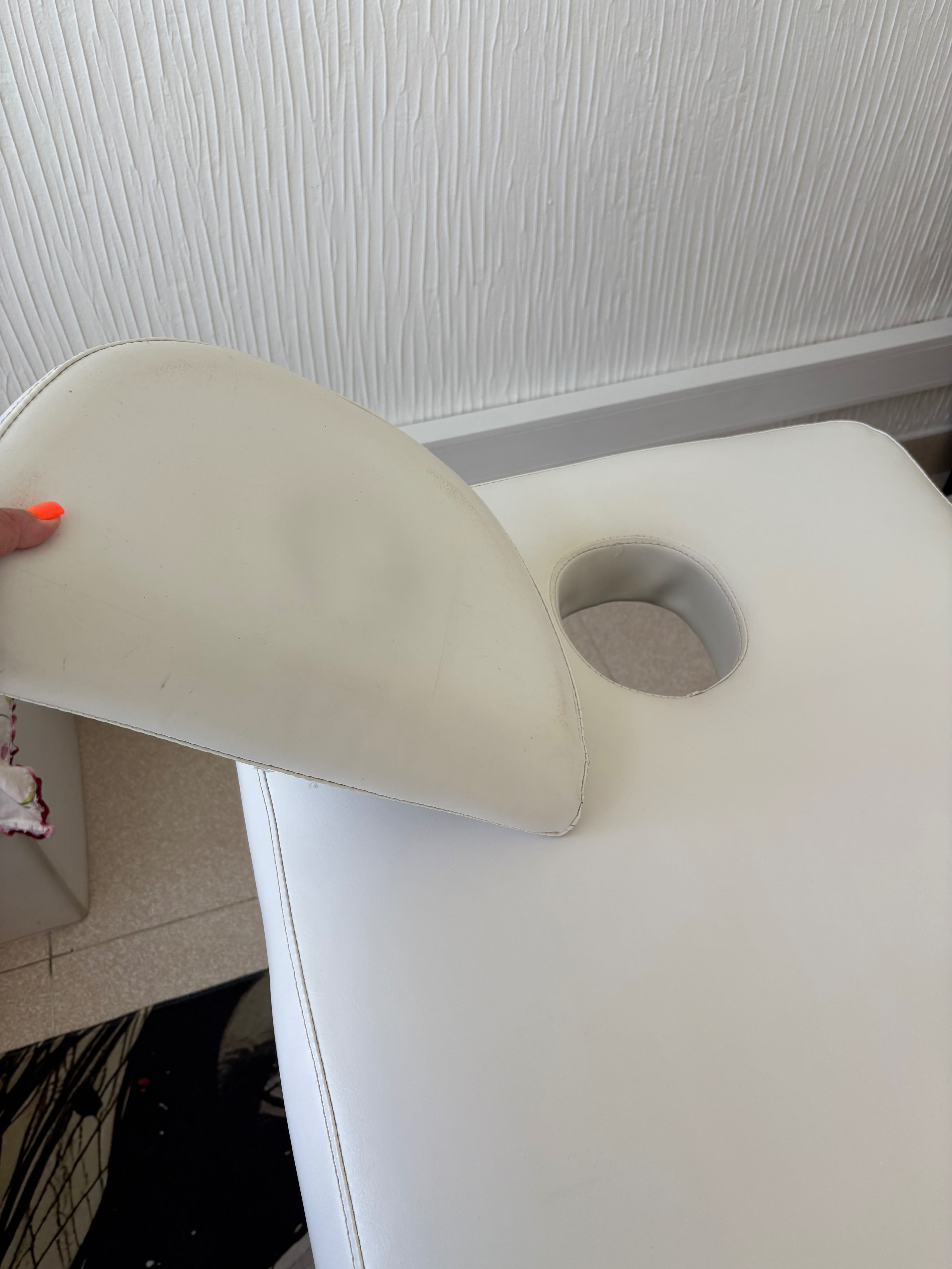 Marquesa fixa para massagem com prateleira.