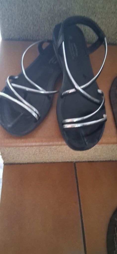Cathrin Moda 39 lekkie i wygodne czarno srebrne sandałki