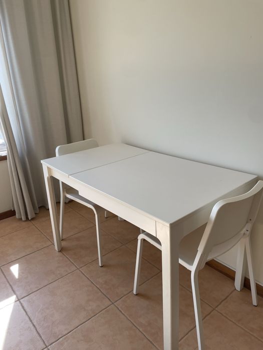 Mesa + 2 cadeiras