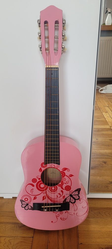 Drewniana gitara dla dziewczynki