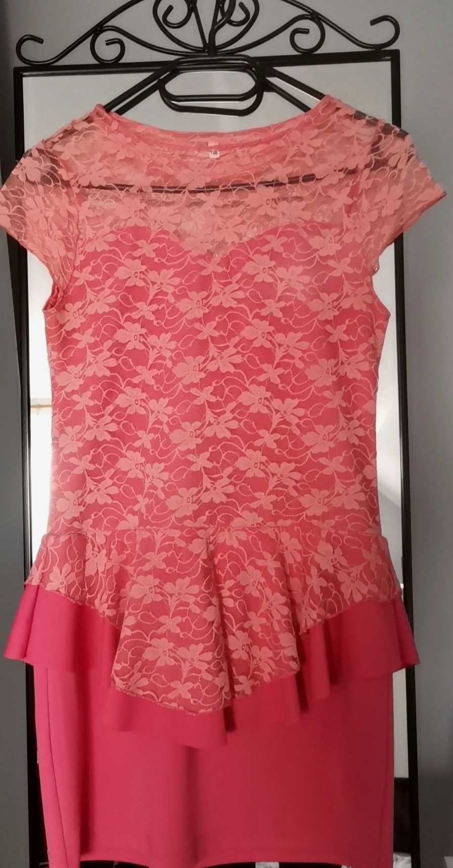 Różowa sukienka z koronką