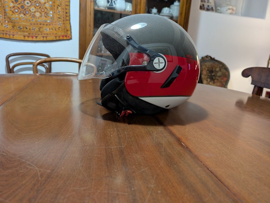Capacete aberto Nexx. O tamanho é XL.