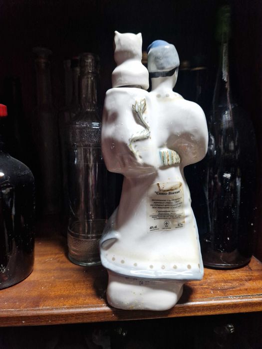 Garrafa antigade de porcelana, origem ucraniana