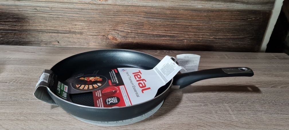 Patelnia Tefal 28 cm Hard Titanium Essential