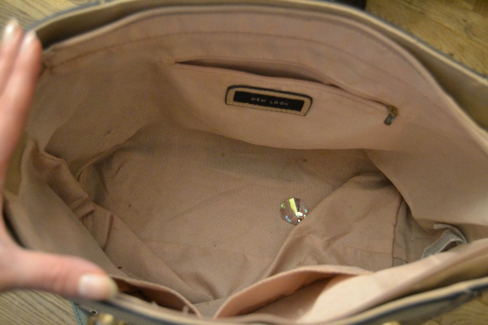 Beżowa torebka New Look ażurowe wzorki A4 złote wykończenia kuferek