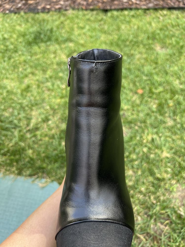 Botins de couro com perola e cobra no salto