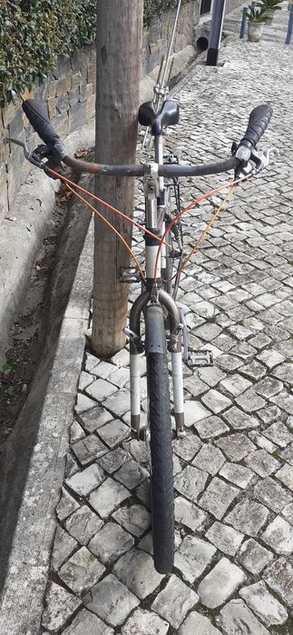 Bicicleta da marca KONA a merecer Restauro
