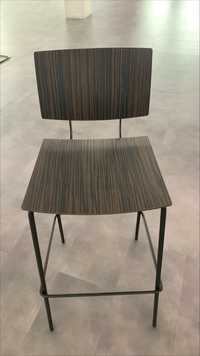 Cadeira Alta cor de madeira
