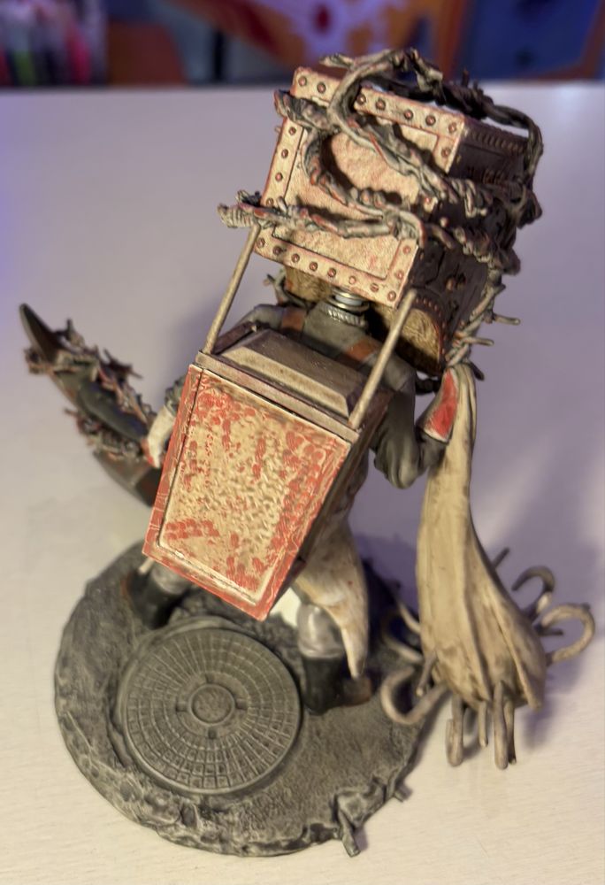 The Keeper z gry The Evil Within, figurka od Gaming Heads