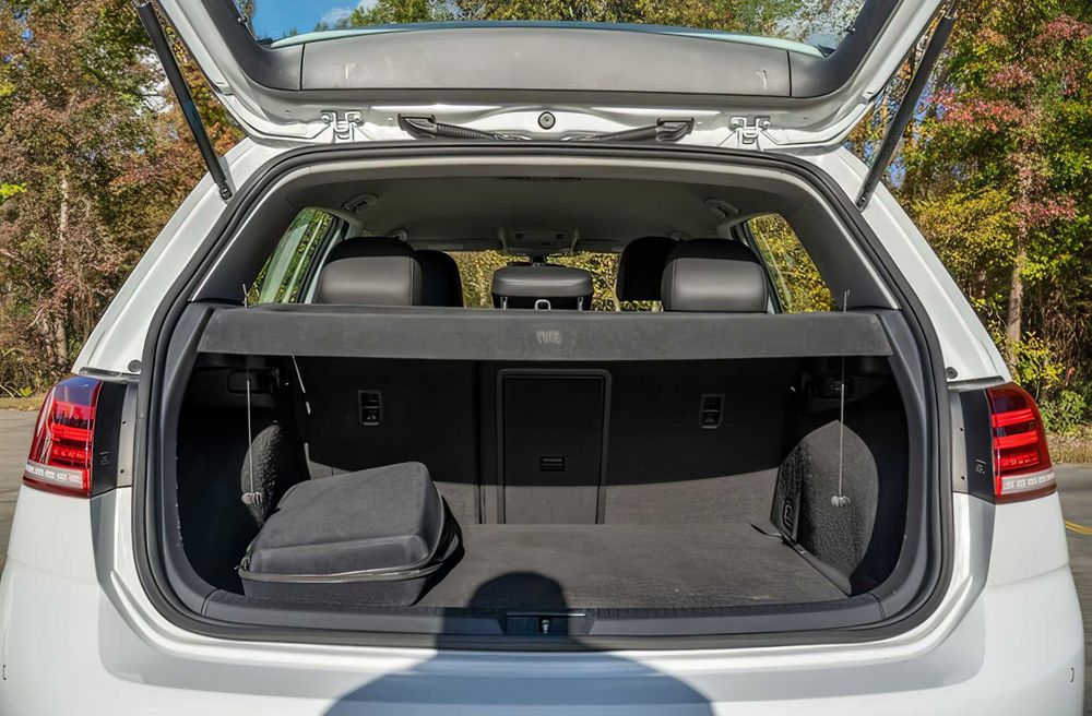 Volkswagen e-Golf      2017