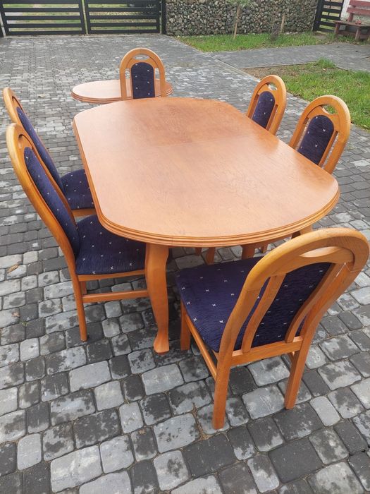 Stół z krzesłami