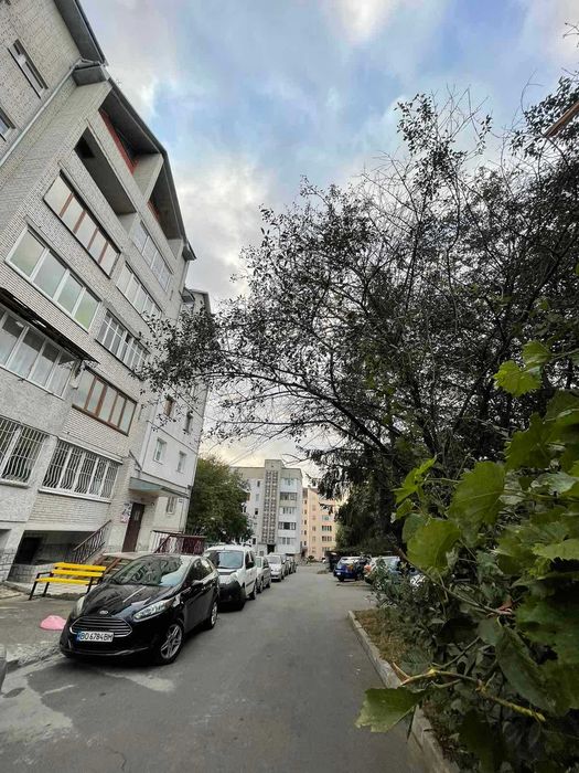 3 кім на Довженка в новобудові